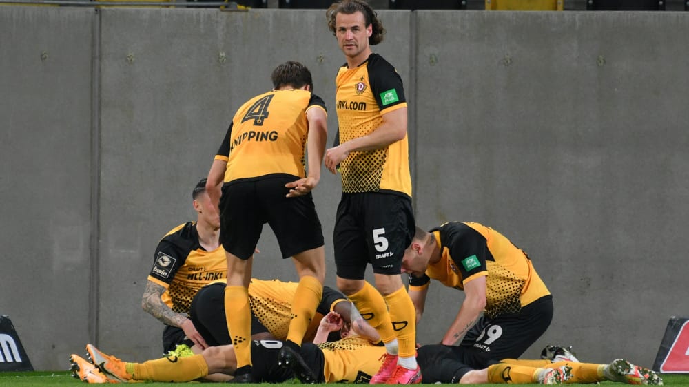 Sieg beim Trainer-Debüt von Schmidt: Torschütze Daferner wird von seinen Kollegen begraben.