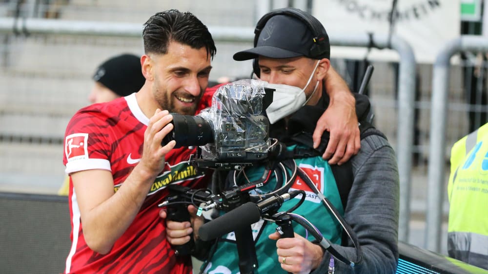 Die Champions League lockt - und die Top 20 der ewigen Tabelle: Vincenzo Grifo jubelt in Hoffenheim mit einem Kameramann.
