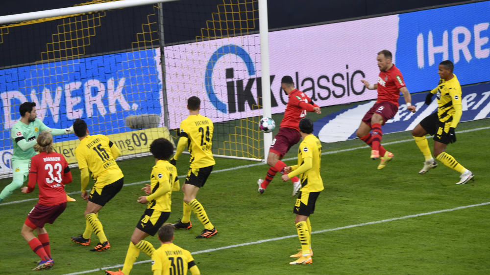 Der Kölner Führungstreffer: Ellyes Skhiri drückt den Ball über die Linie.