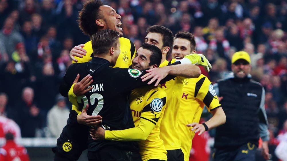 BVB-Party nach einem legendären Elfmeterschießen in München - hinten kommt schon Jürgen Klopp angerannt.