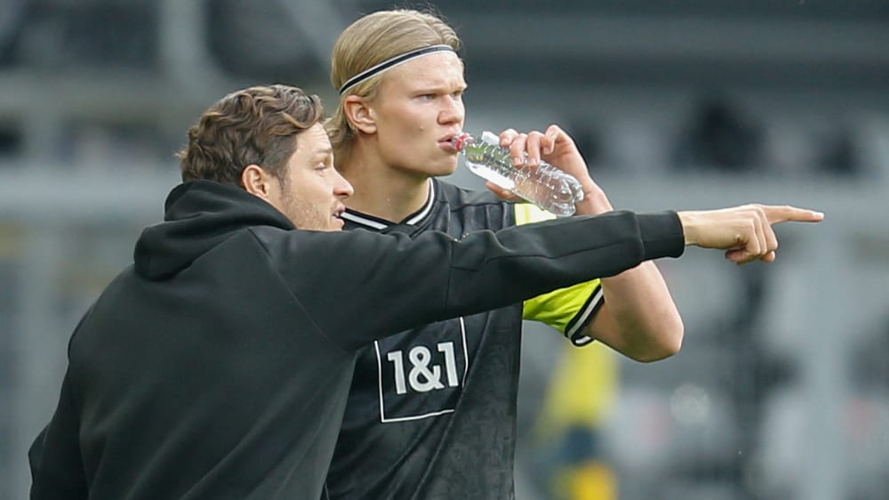 Fachgespräch: Edin Terzic (vorne) gibt Erling Haaland Anweisungen.