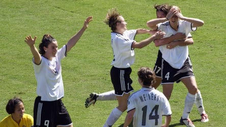 Nicht zu fassen: Nia Künzer (#4) sorgt mit dem letzten Golden Goal 2003 für den WM-Titel der Frauen.