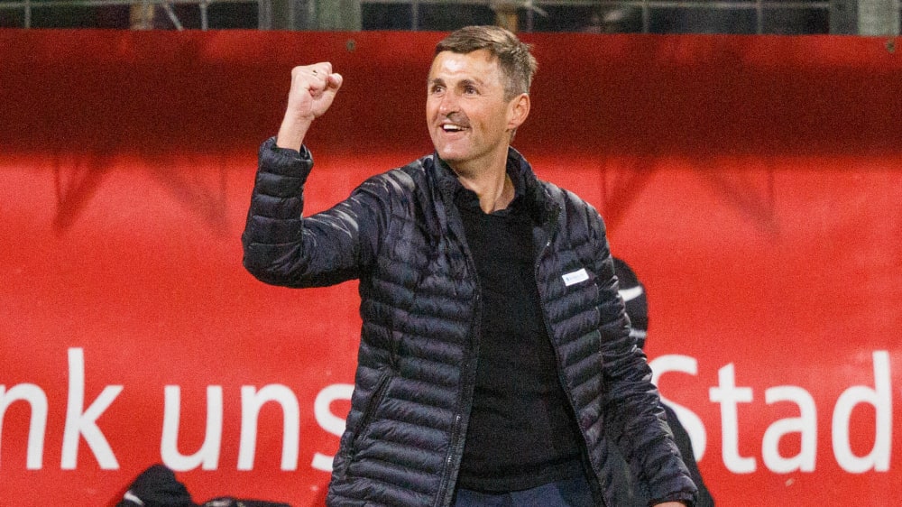 Sichtlich erfreut über die Leistung seiner Mannschaft: Löwen-Coach Michael Köllner.
