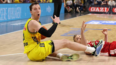Justin Bean am Ball, Niels Giffey Basketball BBL Bundesliga Herren Play Off Finale 4.Spiel Saison 2025 2026 19.06.2026 ALBA Berlin vs. Bayern München *** Justin Bean with the ball, Niels Giffey, Sports, Basketball, BBL, Bundesliga, Mens Playoff Final Game 4, 2025-2026 Season, June 19, 2026, ALBA Berlin vs. Bayern Munich,detected_source_language