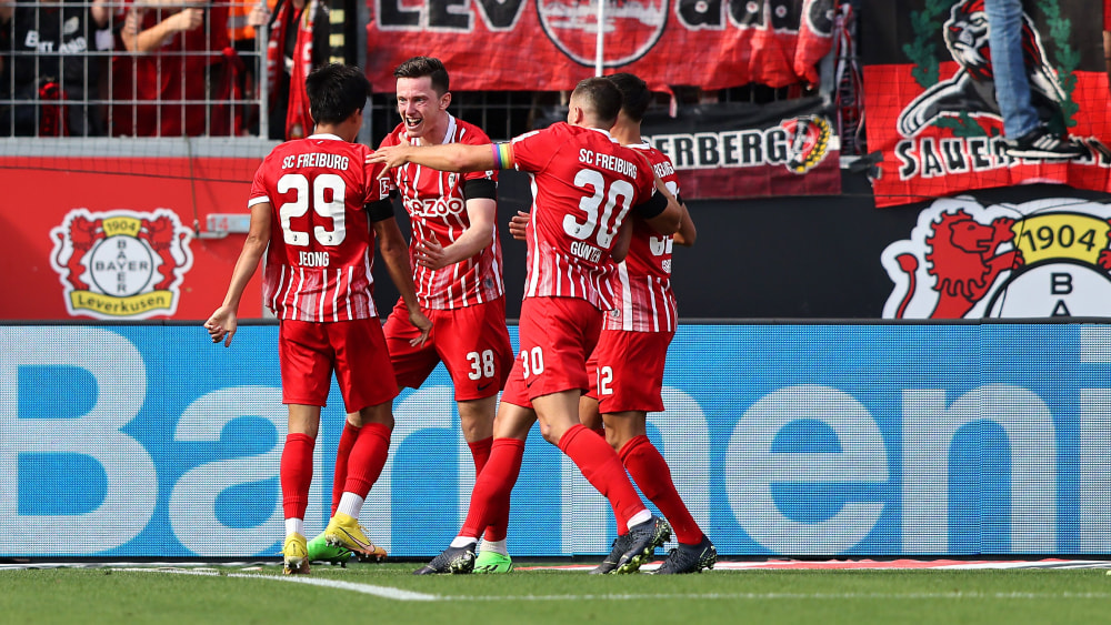 Freiburg lên đầu bảng Bundesliga khi giành chiến thắng trước Bayer Leverkusen