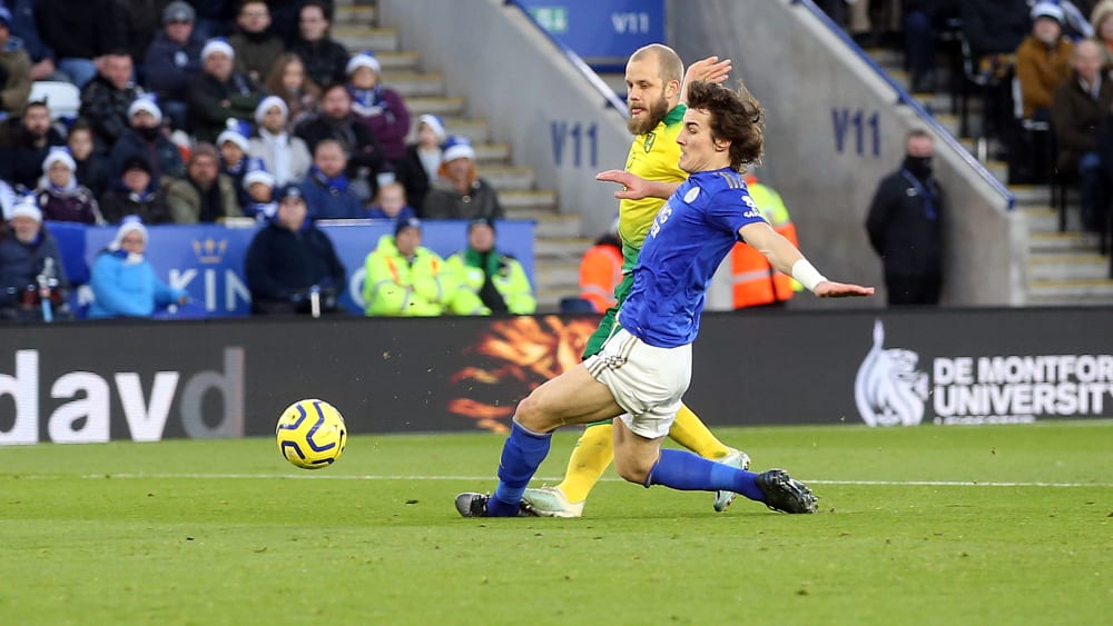 Die Führung für Norwich: Der Ex-Schalker Pukki trifft in Leicester, der Ex-Freiburger Söyüncü kann nicht mehr retten.