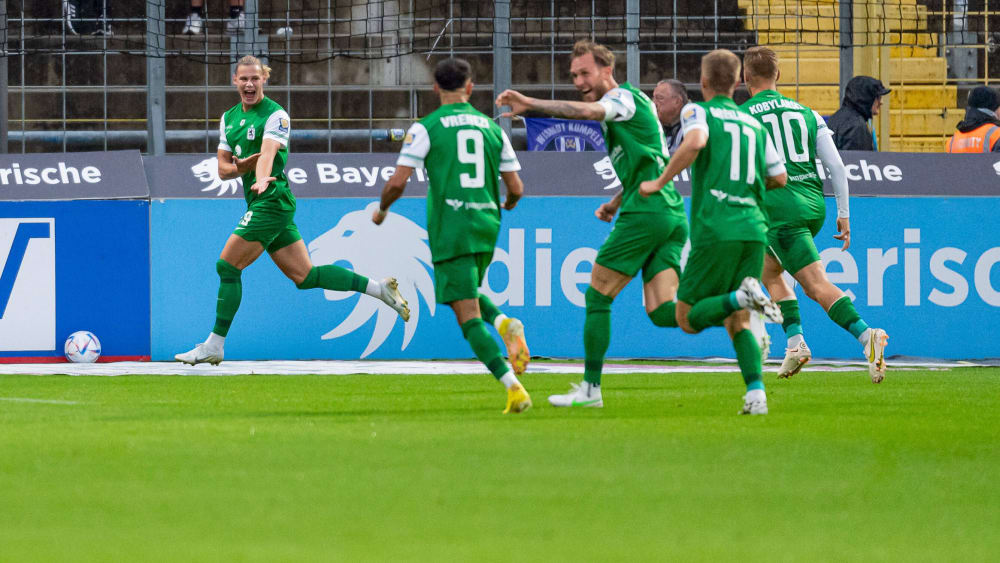 Fynn Lakenmacher (li.) führte seine Löwen gegen Aue mit drei Treffern fast im Alleingang zum Sieg.