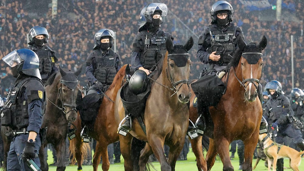 Pferde- und Hundestaffel sicherten das Spielfeld nach den massiven Ausschreitungen