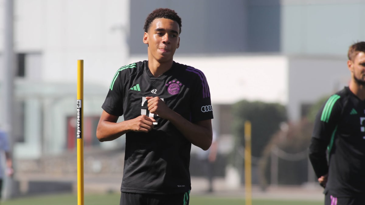 إصابة جامال موسيالا لاعب بايرن ميونخ في التدريبات تعرضه للغياب لعدة أسابيع