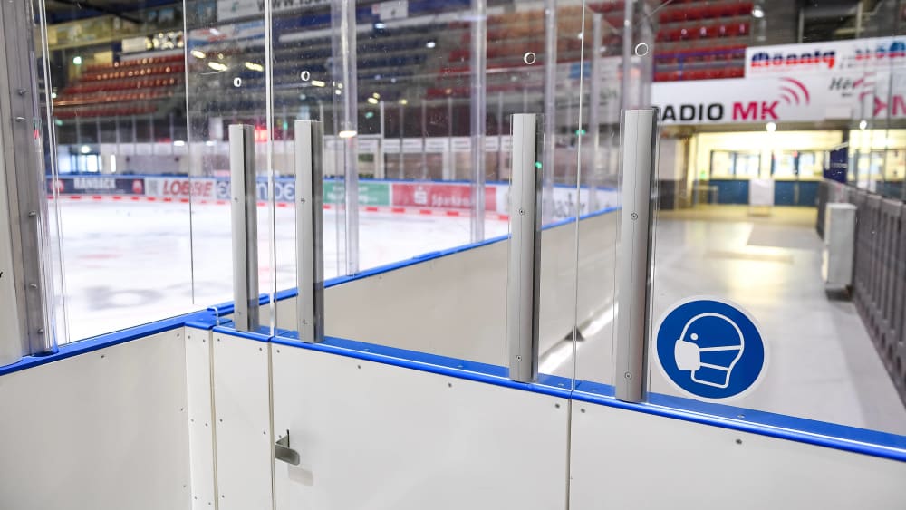 Bitte Maske tragen: Ein Hinweis-Sticker im Stadion der Iserlohn Roosters.