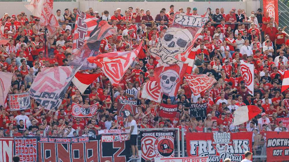 Der vollbelegte Gästeblock am 1. Spieltag beim Auswärtsspiel in Saarbrücken.