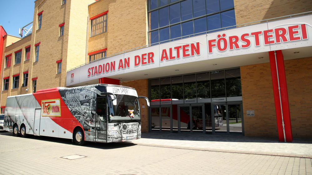 Union Berlins Bus vorm eigenen Stadion, fertig zur Abfahrt.