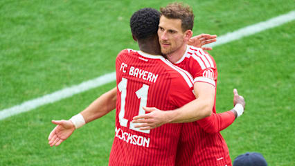 Ihr Abschied ist sicher: Leon Goretzka wird bei seiner Auswechslung von Bayern-Kollege Nicolas Jackson umarmt.