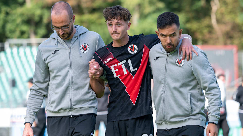 Alexander Prokopenko (mi.) fehlt Viktoria Köln monatelang.