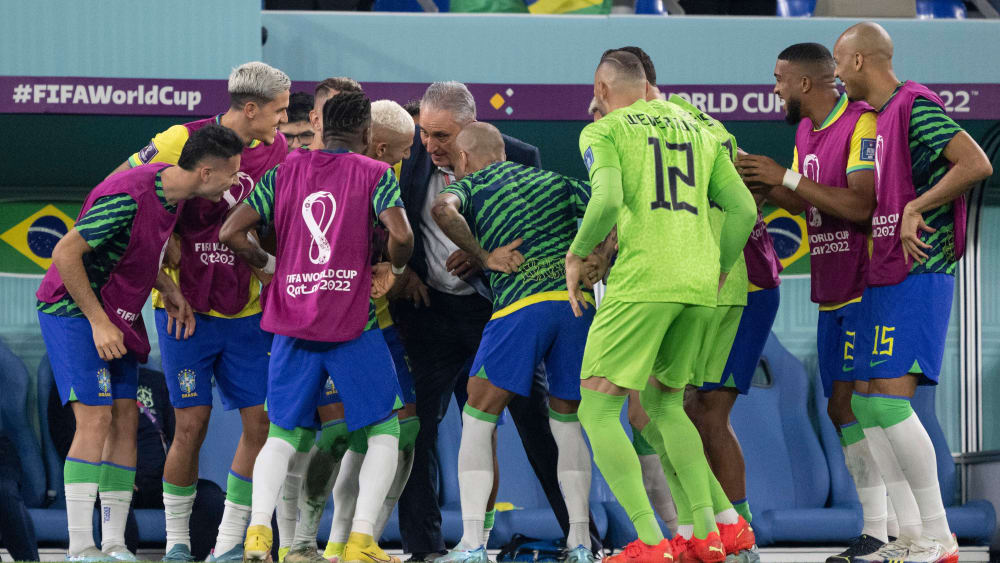 Kollektiver brasilianischer Torjubel - inklusive Trainer Tite.