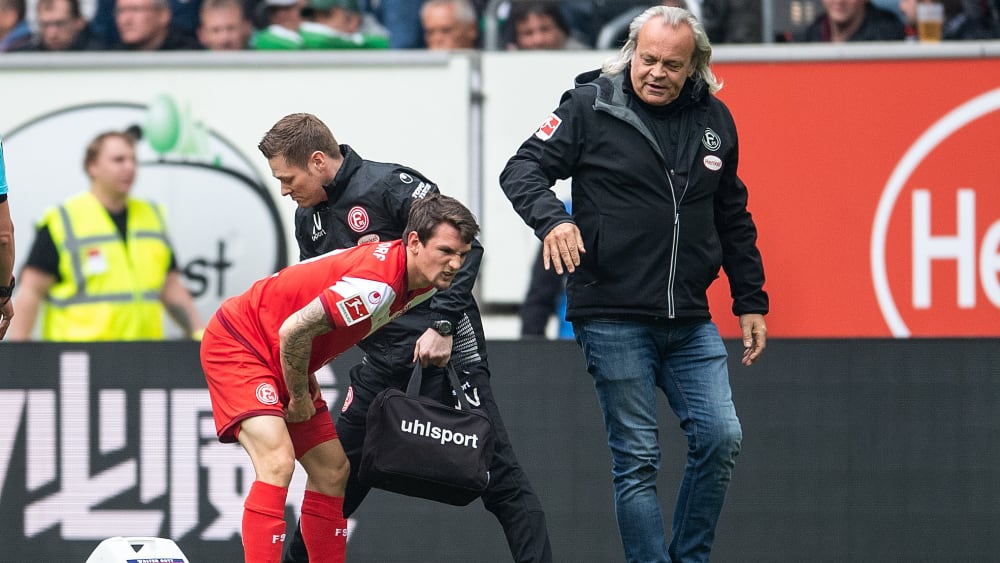 Umsorgt: Dr. Ulf Blecker schaut nach Benito Raman (l.).