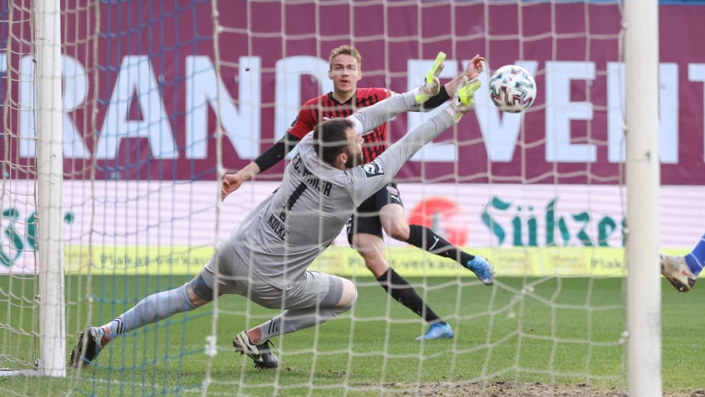 Oft geprüft: Hansa-Keeper Markus Kolke pariert gegen Ingolstadts Filip Bilbija.