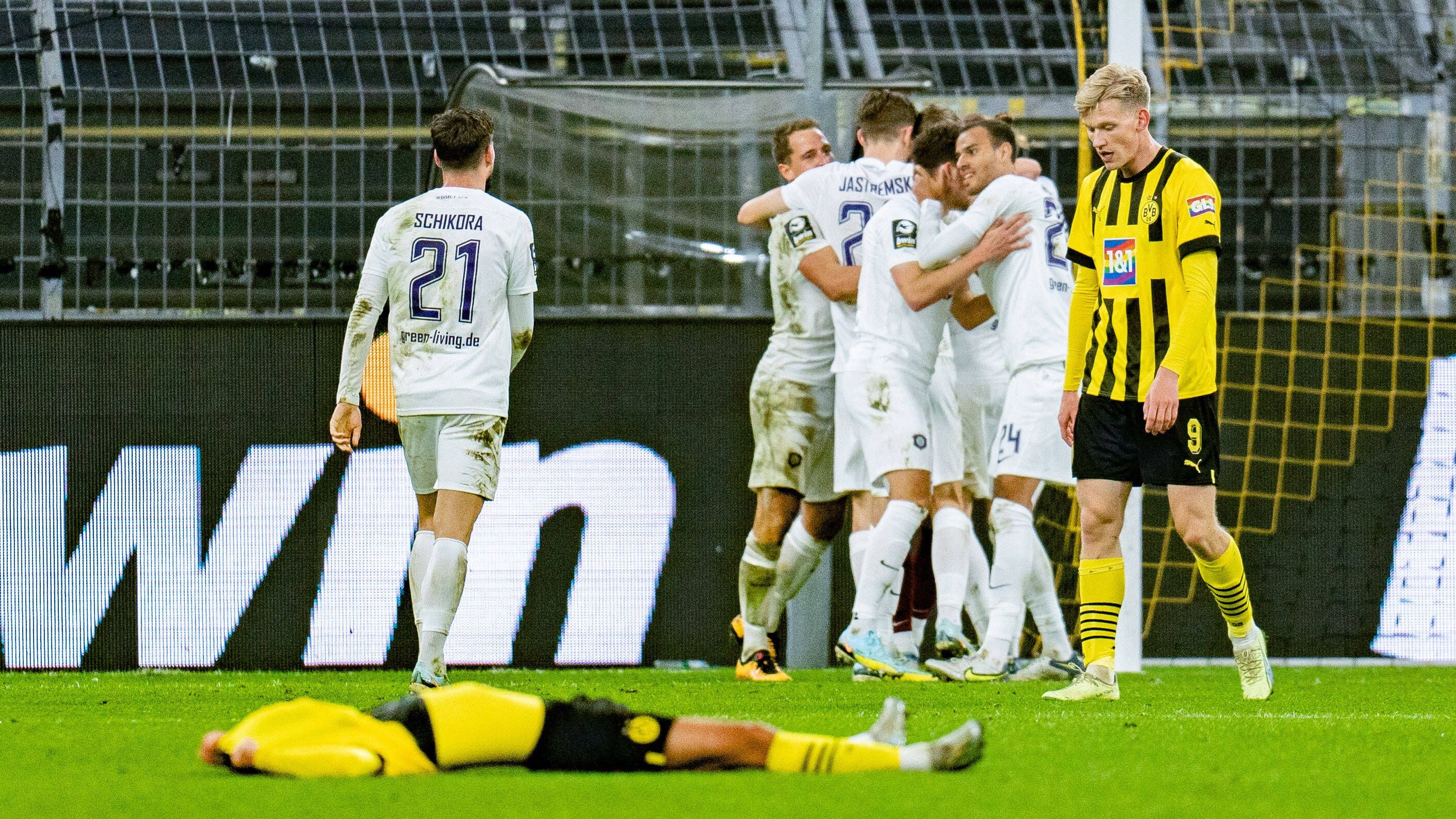 Erzgebirge Aue: Fans mit Fischkadavern attackiert - kicker