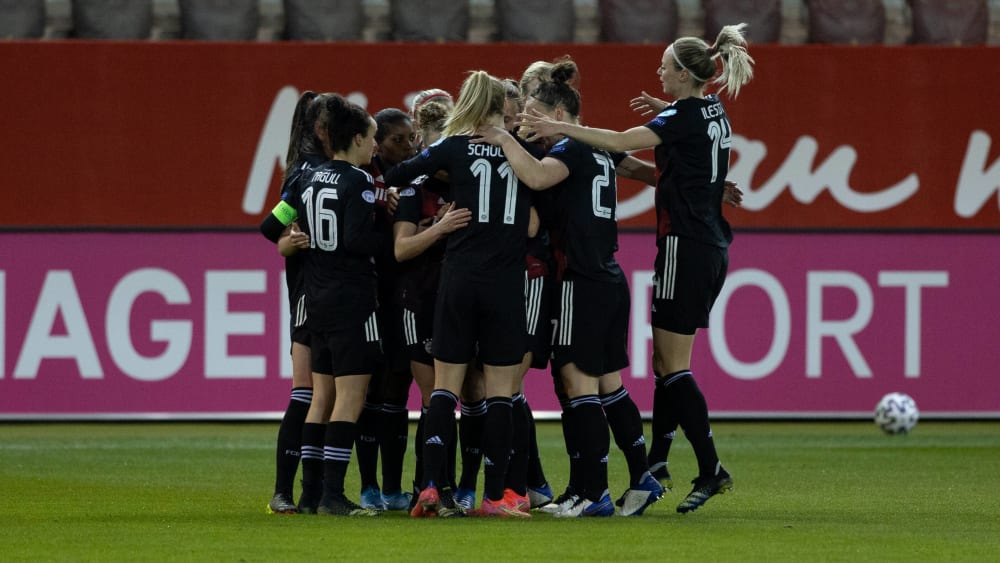 Standesgemäß: Die Spielerinnen des FC Bayern freuen sich über den zweiten Treffer.