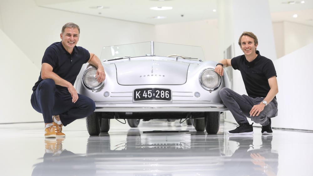 Tiefergelegt: Stefan Kuntz und Timo Bernhard (r.) gehen für das 356er-Cabrio gerne in die Hocke.