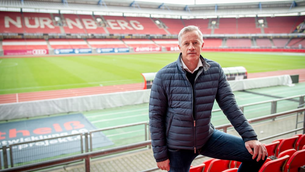Jens Keller an seiner neuen Arbeitsstätte im Max-Morlock-Stadion in Nürnberg.