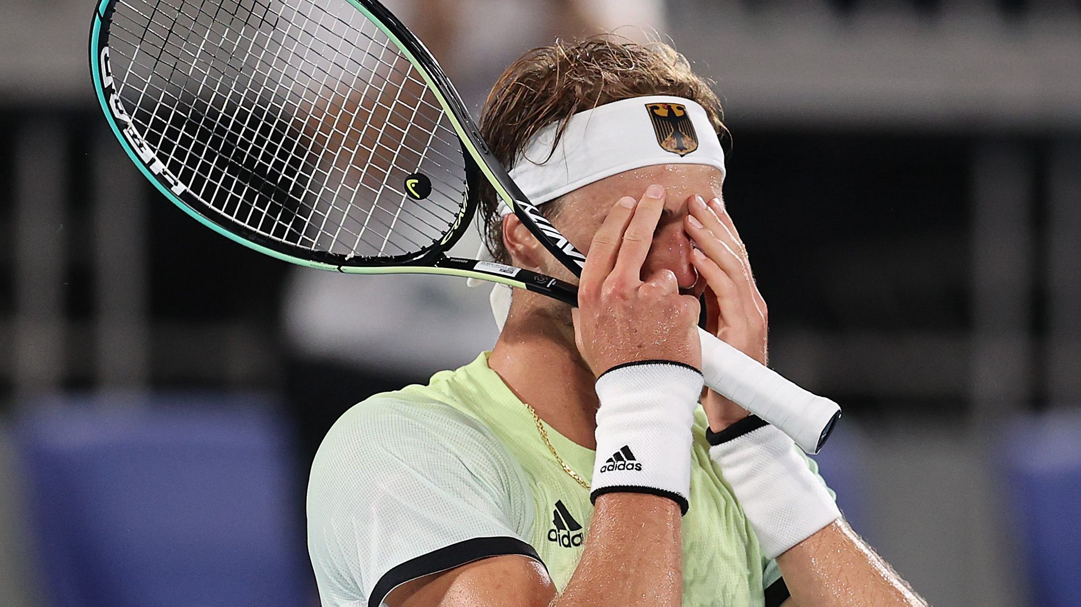 Alexander Zverev besiegt Dominator Djokovic und spielt um ...