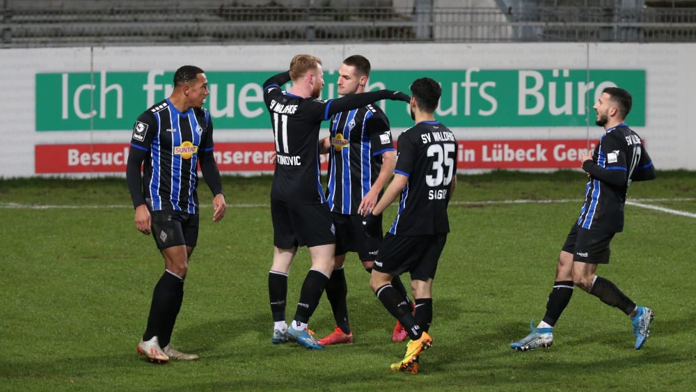 Feierten den Führungstreffer von Martinovic: Die Spieler von Waldhof Mannheim.