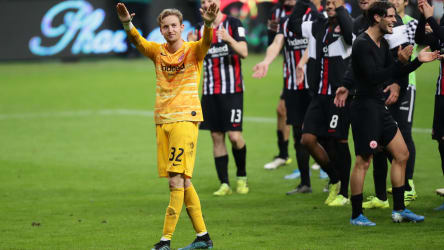 Eintracht Frankfurts Keeper Frederik Rönnow wurde nach dem Sieg gege Bayer Leverkusen von den Fans gefeiert