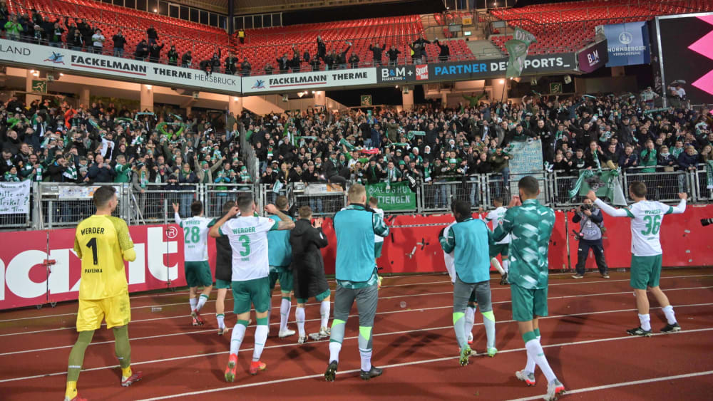 The Werder professionals celebrated with their fans after the 2-1 victory in Nuremberg.