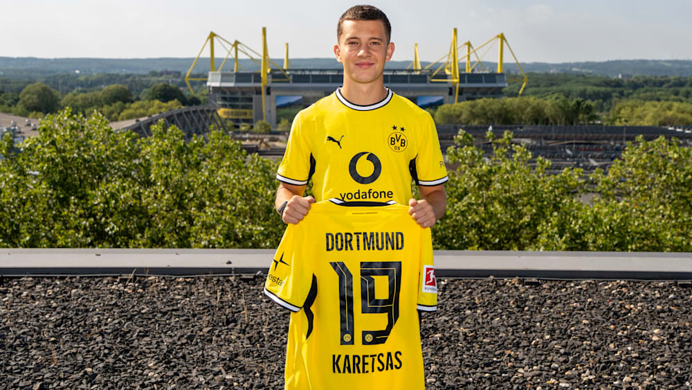 Hei&szlig; auf die neue Aufgabe: BVB-Neuzugang Konstantinos Karetsas mit seinem neuen Trikot