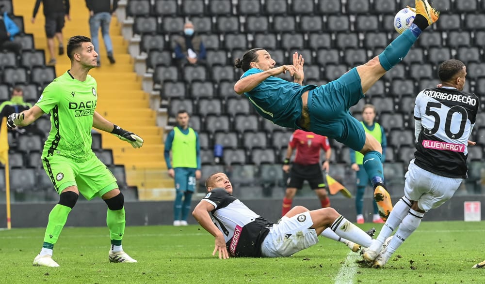 Und irgendwie geht der Ball rein: Zlatan Ibrahimovic mit dem 2:1 für Milan.