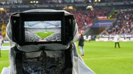 Eine TV-Kamera während eines Bundesligaspiels in Frankfurt.