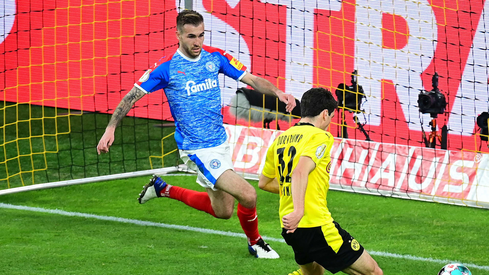 Bvb Duo Wirbelt Kiel Uberfordert Die Kicker Noten Zum Halbfinale Dfb Pokal Bildergalerie Kicker