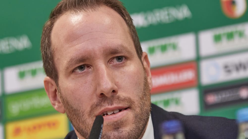Augsburgs Geschäftsführer Michael Ströll warnt die Klubs vor verfrühtem Aufatmen.