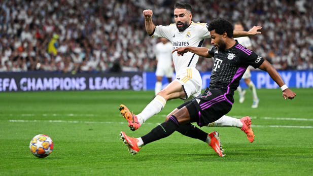 Daniel Carvajal attackiert Serge Gnabry.