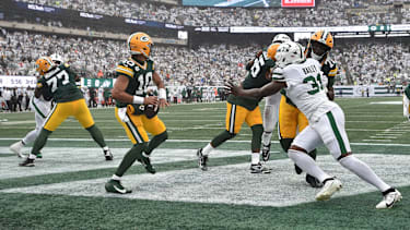 September 20, 2026, East Rutherford, New Jersey, United States of America: East Rutherford, United States of America. 20 Sep, 2026. Green Bay Packers Quarterback JORDAN LOVE (10) passes from deep in the end zone while under pressure from New York Jets Edge Rusher DAVID BAILEY (31) at MetLife Stadium. Green Bay Packers defeated New York Jets 20 to 17. Credit: , Jr. Alamy Live News Sports News - September 20, 2026 PUBLICATIONxINxGERxSUIxAUTxONLY - ZUMAa301 20260920_aaf_a301_035 Copyright: xBrooksxVonxArxx