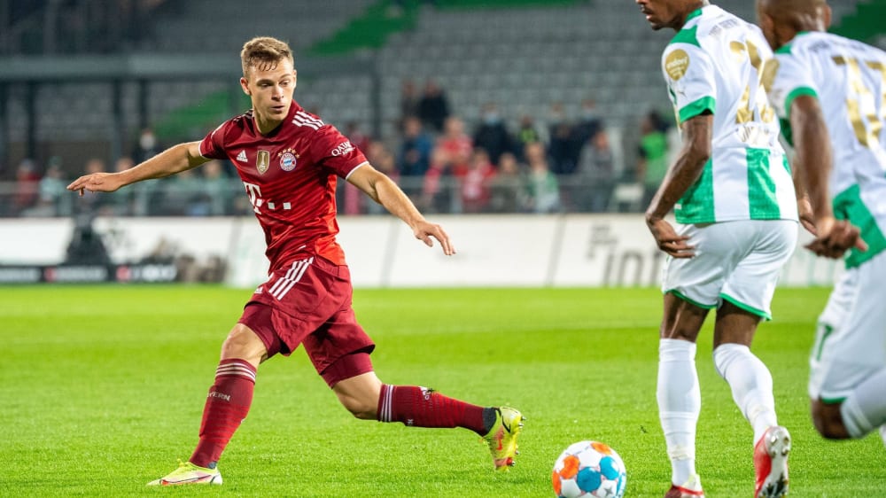 Joshua Kimmich 6 (FC Bayern Muenchen), Jeremy Dudziak 28 (SpVgg Greuther Fuerth), Greuther Fuerth vs. FC Bayern Muenchen, Fussball Bundesliga, 24.09.2021 DFB regulations prohibit any use of photographs as image sequences and or quasi-video Fuerth Bayern Deutschland *** Joshua Kimmich 6 FC Bayern Muenchen , Jeremy Dudziak 28 SpVgg Greuther Fuerth , Greuther Fuerth vs FC Bayern Muenchen, Fussball Bundesliga, 24 09 2021 DFB regulations prohibit any use of photographs as image sequences and or quasi video Fuerth Bayern Germany Copyright: xkolbert-press UlrichxGamelx
