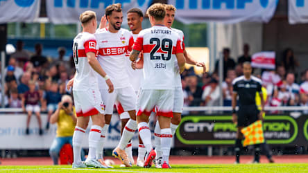 Jovan Milosevic (2. v. li.) erzielte gegen Balingen die ersten beiden Tore.