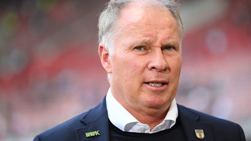 Ist ob der Ankündigung von Trainer Markus Weinzierl nicht sehr erfreut: Augsburgs Manager Stefan Reuter.