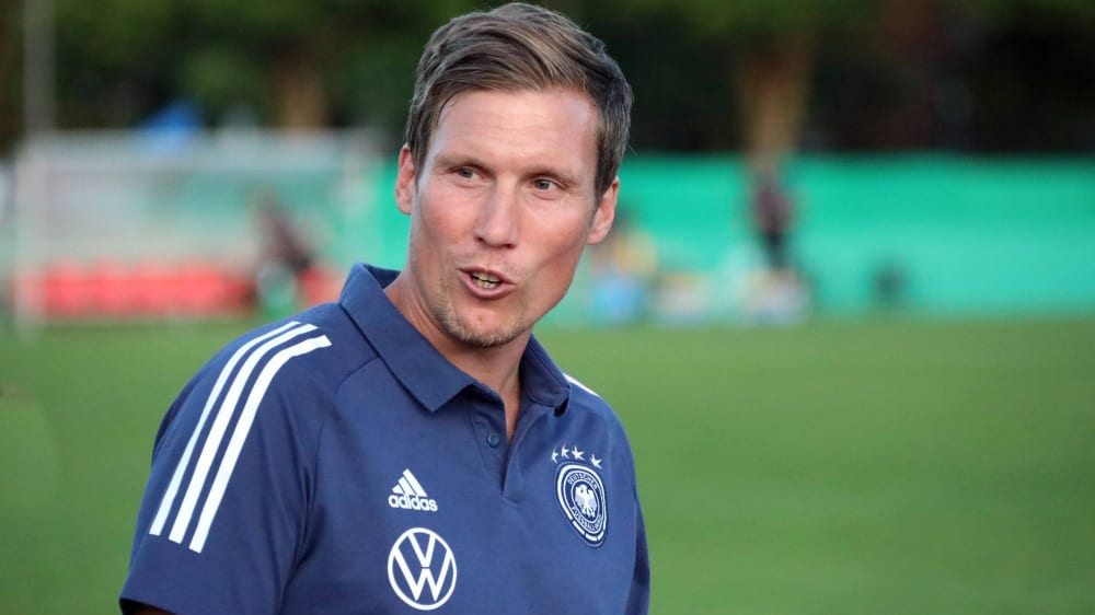 Affrontare turni d'élite difficili con la sua squadra: l'allenatore della nazionale U-19 Hannes Wolf. 