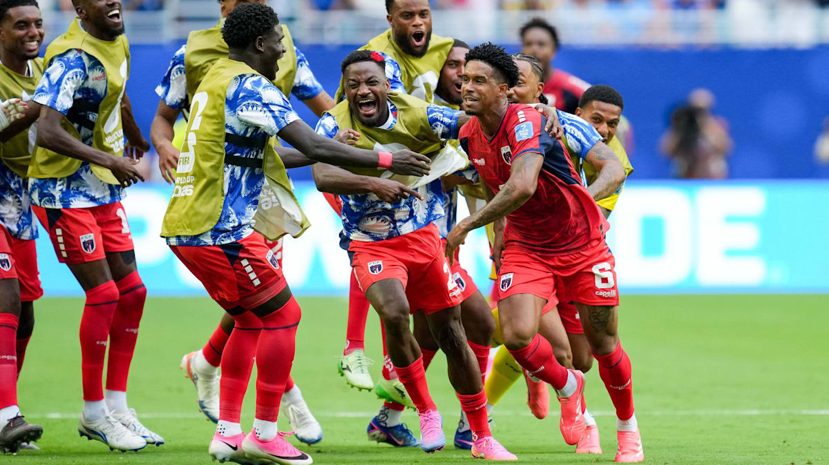 What's the wall doing? Free kick from 30 meters for 1-0 to Cape Verde
