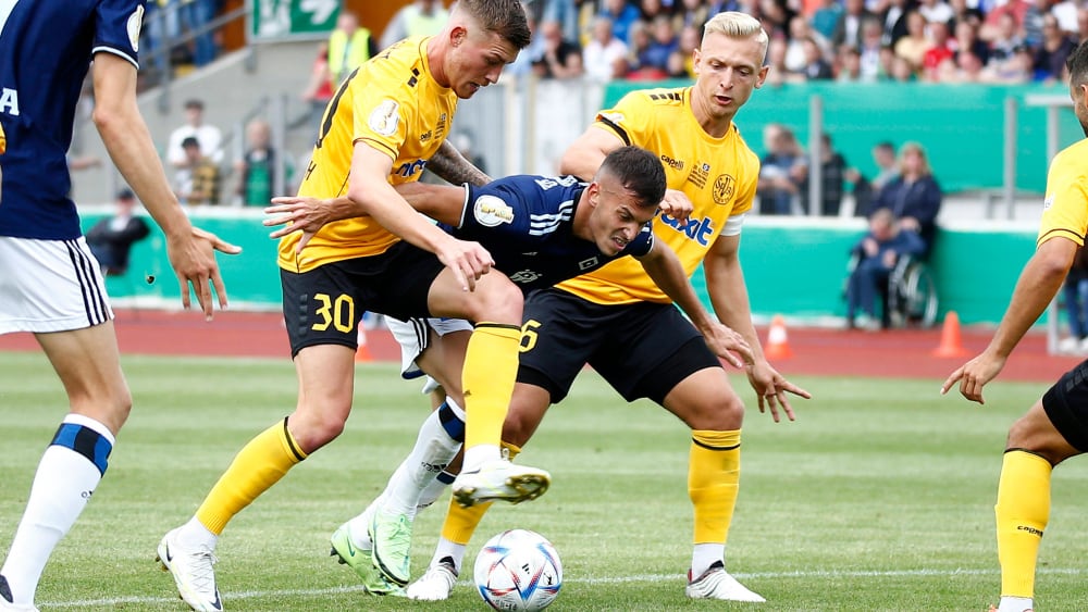 Umkämpft: Bayreuths Nicolas Andermatt (#30) und Benedikt Kirsch (re.) gegen den Hamburger Laszlo Benes.