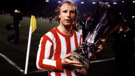 Berti Vogts im Trikot von Finalgegner Roter Stern Belgrad mit dem UEFA-Pokal.