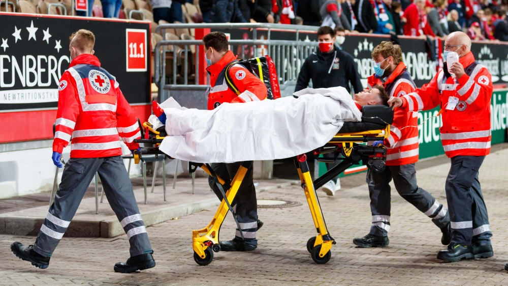 Nach minutenlanger Behandlung musste Dominik Schad weggetragen werden.
