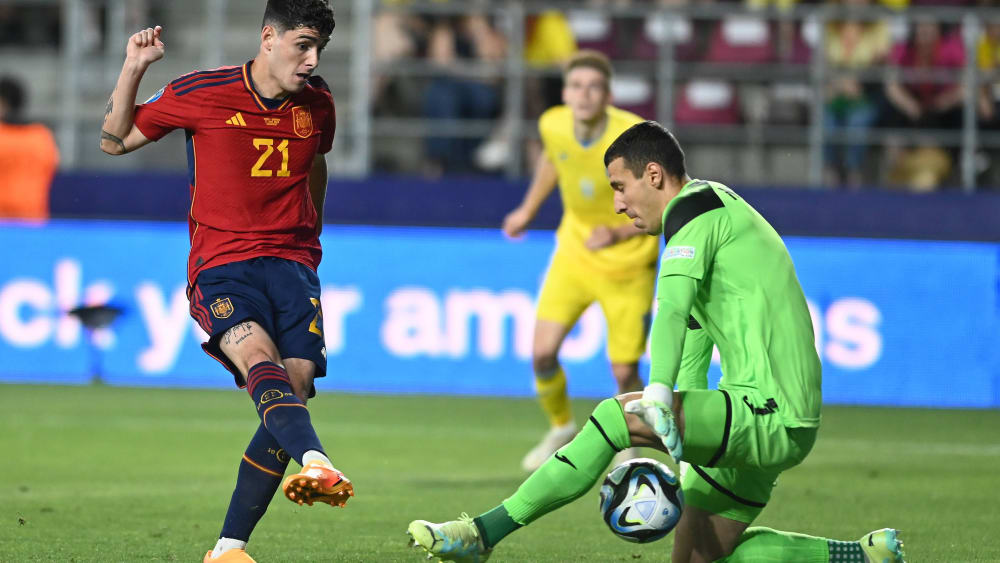 Sergio Camello (li.), der hier an Keeper Ruslan Neshcheret scheitert, sicherte sich mit Spanien durch ein 2:2 gegen die Ukraine den Gruppensieg bei der U-21-EM.