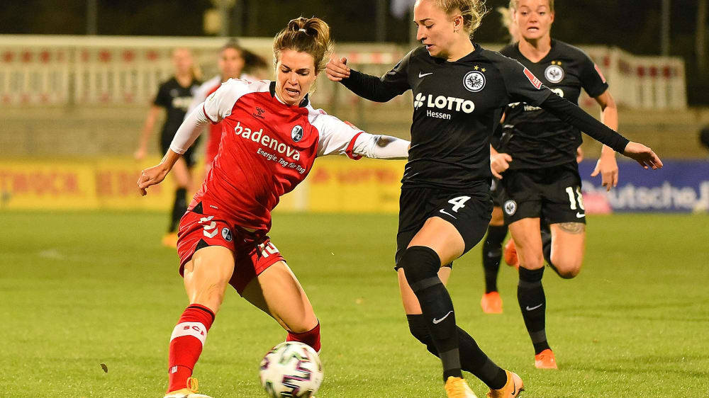 Freiburgs Sandra Starke bereitet im Duell mit Sophia Kleinherne das 1:0 für den Sport-Club vor.