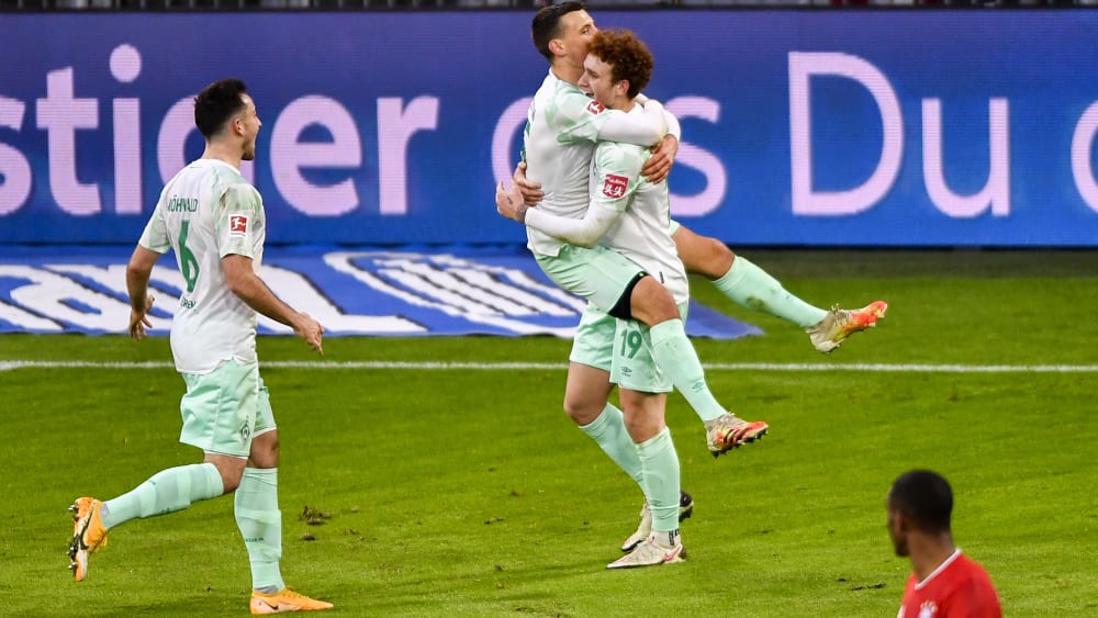 Bremer Jubel: Werder feiert den Führungstreffer durch Maximilian Eggestein (Mitte).