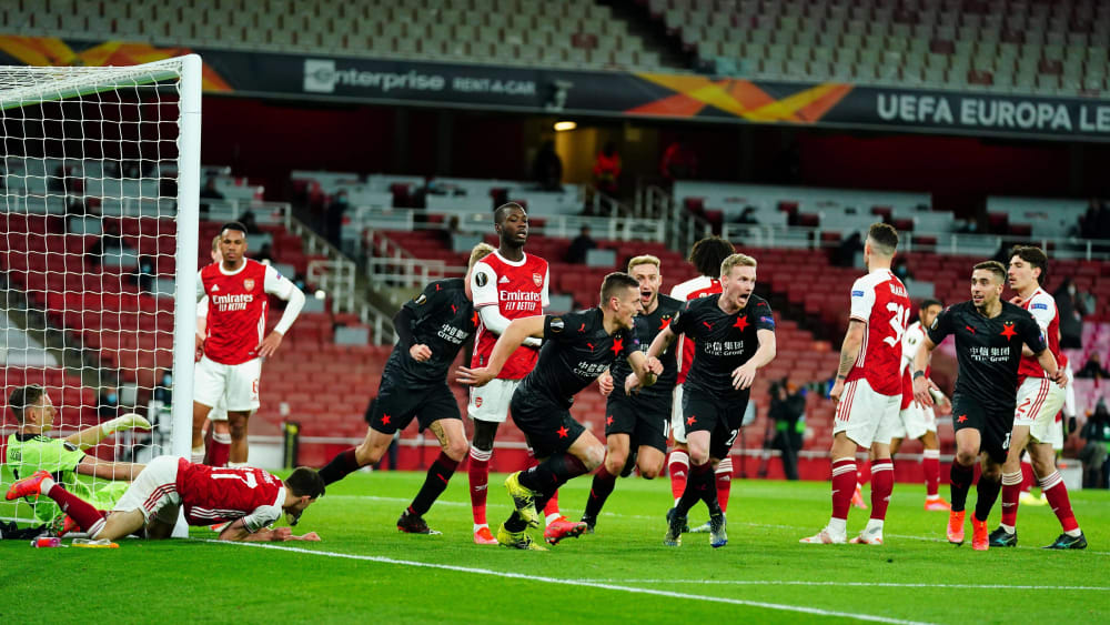 Dieses Bild spricht Bände: Der FC Arsenal musste gegen ein jubelndes Slavia Prag (in der Mitte Torschütze Tomas Holes) ganz spät den Ausgleich hinnehmen.