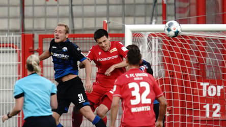 Paderborns Ben Zolinski im Kopfballduell mit Union Berlins Keven Schlotterbeck