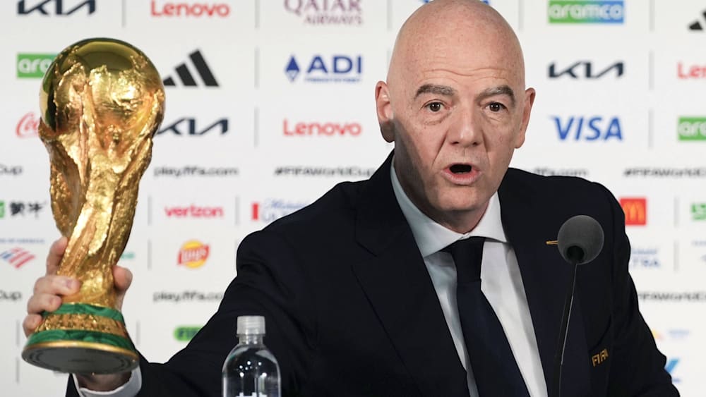 FIFA-Pr&auml;sident Gianni Infantino mit dem WM-Pokal